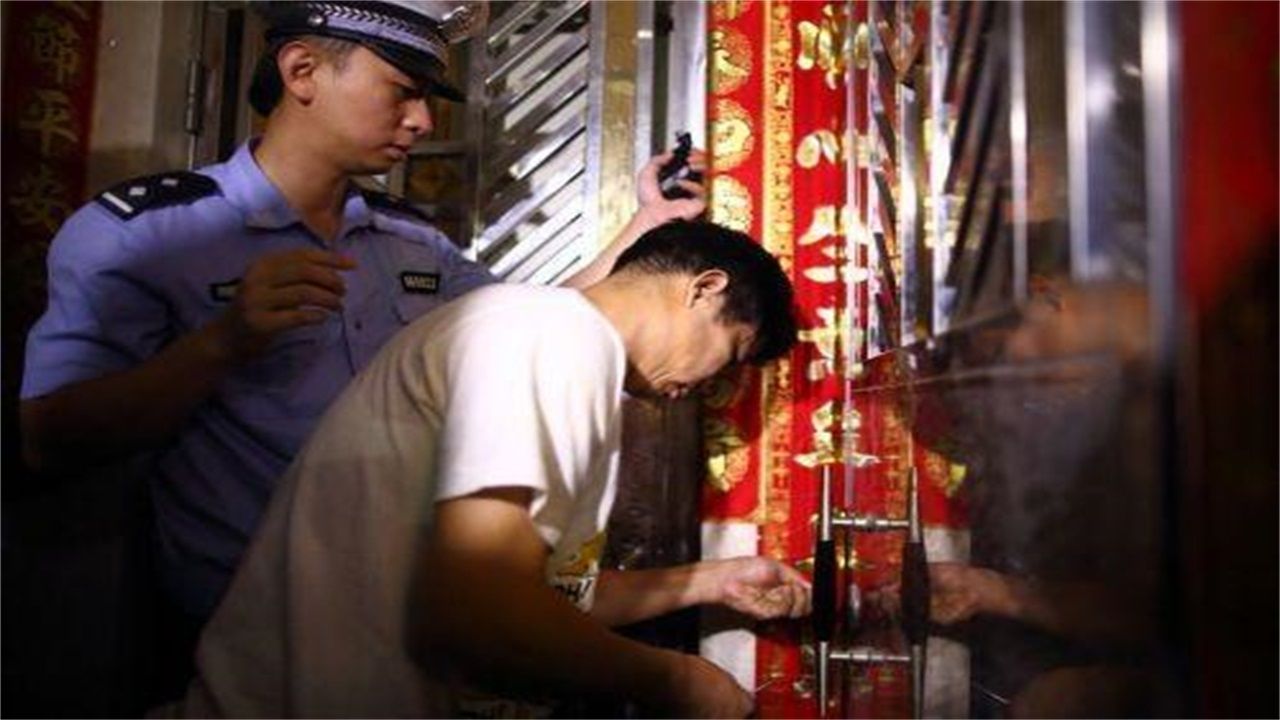 坝赖镇请开锁师傅开了锁后，师傅为什么一般都不进门，就算主人请也不进去？